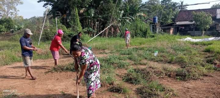 Warga Dusun Pelita Desa Gedung Boga Gotong-Royong Bersihkan Fasilitas Umum